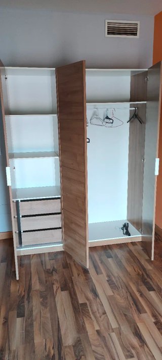 Armario de madera de tres puertas