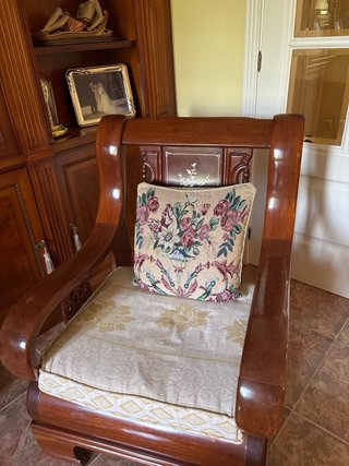 Sofá de madera tallada con cojín
