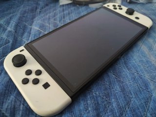 Nintendo Switch OLED con Mario Kart e Pokemon