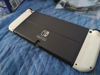 Nintendo Switch OLED con Mario Kart e Pokemon