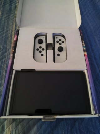 Nintendo Switch OLED con Mario Kart e Pokemon