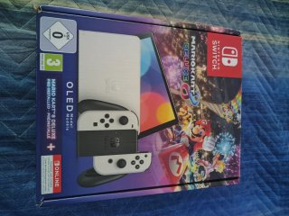 Nintendo Switch OLED con Mario Kart e Pokemon