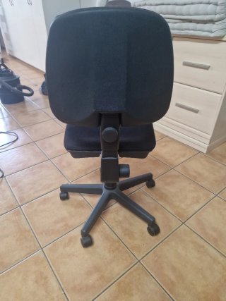 Silla de oficina negra