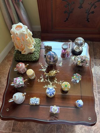 Mesa de centro con decoraciones