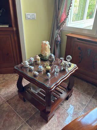 Mesa de centro con decoraciones