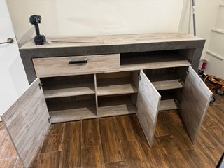 Urge: Cómoda 1 cajón 3 puertas color madera claro