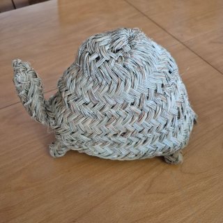 Tortuga decorativa tejida a mano