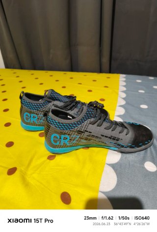 Botas de fútbol CR7 grises y turquesa