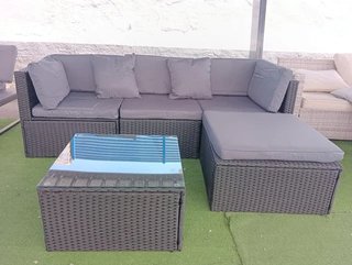 TERRAZA PARA PATIO JARDIN CON SOFA MODULAR Y MESA