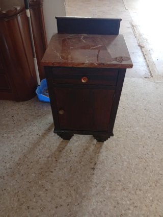 Mesita de noche antigua con mármol