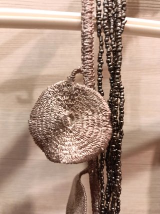 Collana lunga con perline e pendenti