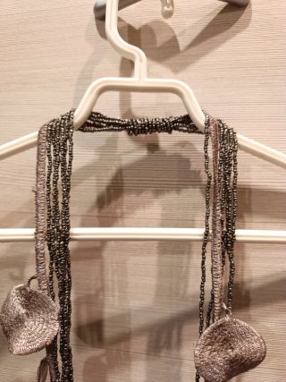 Collana lunga con perline e pendenti