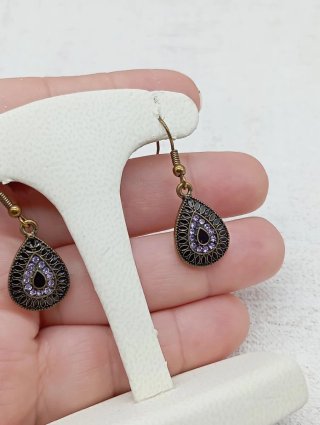 Pendientes vintage con detalles morados