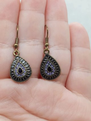 Pendientes vintage con detalles morados