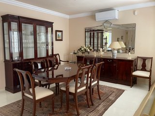 Conjunto comedor: mesa sillas, vitrina y aparador