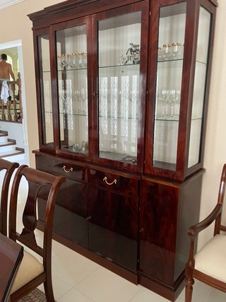 Conjunto comedor: mesa sillas, vitrina y aparador