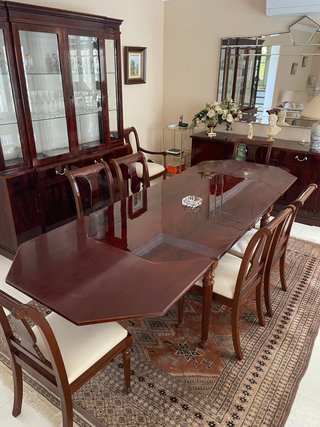 Conjunto comedor: mesa sillas, vitrina y aparador