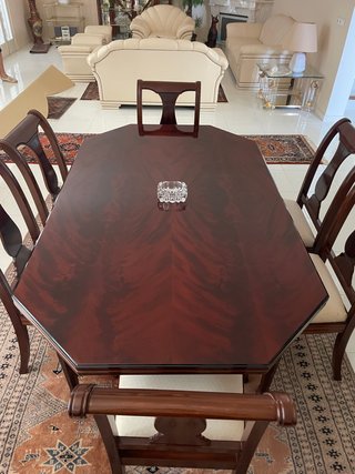 Conjunto comedor: mesa sillas, vitrina y aparador