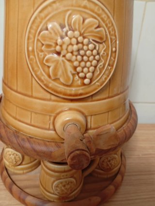 Cubo in ceramica con tazze