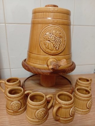 Cubo in ceramica con tazze