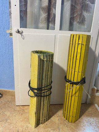 Persiana enrollable de madera amarilla