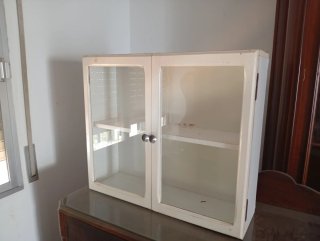 Mueble de madera y cristal para restaurar