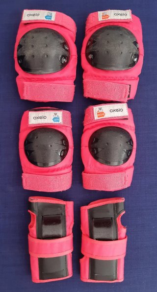 Bolsa Decathlon y protectores patines rosa Oxelo