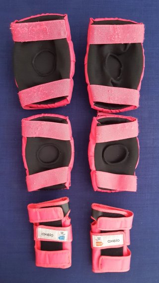 Bolsa Decathlon y protectores patines rosa Oxelo
