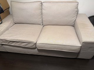 Sofá 2 plazas gris modelo Kivik de Ikea