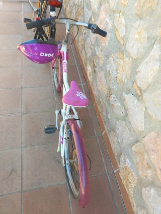 Bicicleta infantil rosa y blanca