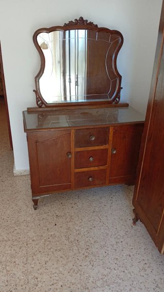 Mueble tocador antiguo con espejo