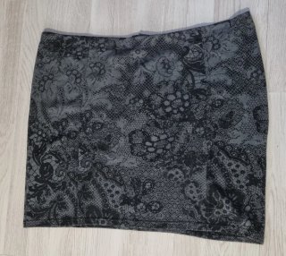 Falda gris y negra T. 52
