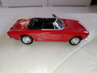 Fiat 124 Sport Spider 1/24 Fabbri 1967