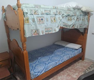 2 Litera de madera con 2 camas cada una.