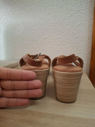 Sandalias de fiesta marrones y blancas