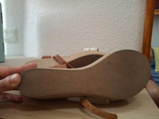 Sandalias de fiesta marrones y blancas