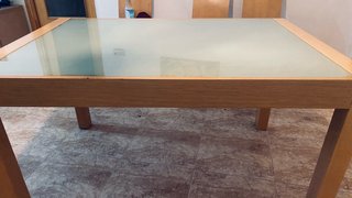 Mesa de comedor de madera y cristal ahumado