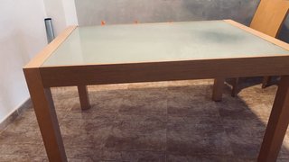 Mesa de comedor de madera y cristal ahumado