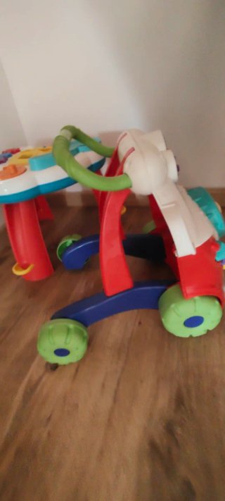 Andador infantil con mesa de actividades