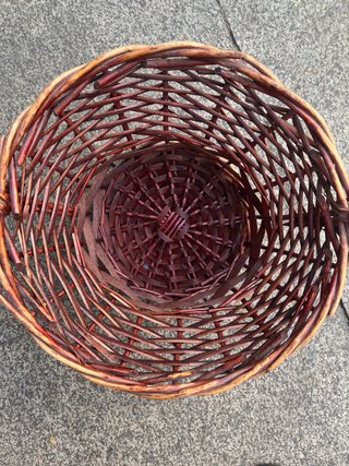 Cesta de mimbre con asa