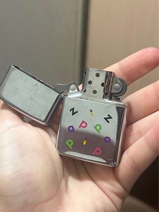 Mechero Zippo con diseño de letras y velas