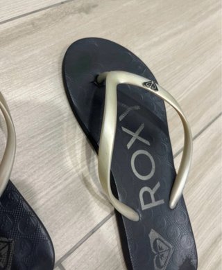 Chancletas Roxy Negras y Doradas