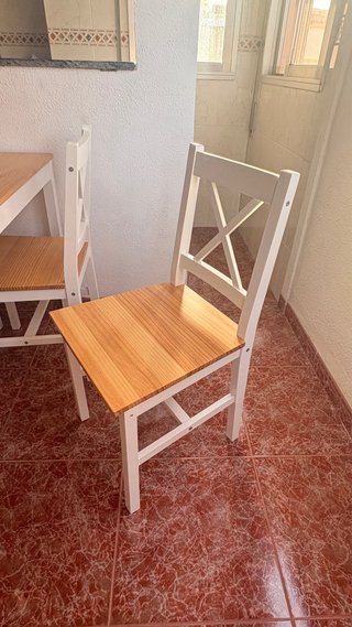 Mesa y 4 sillas madera en muy buen estado