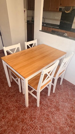 Mesa y 4 sillas madera en muy buen estado