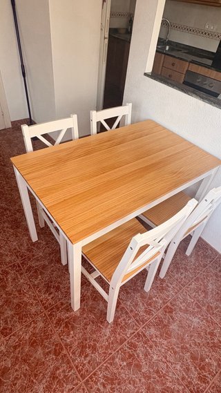 Mesa y 4 sillas madera en muy buen estado