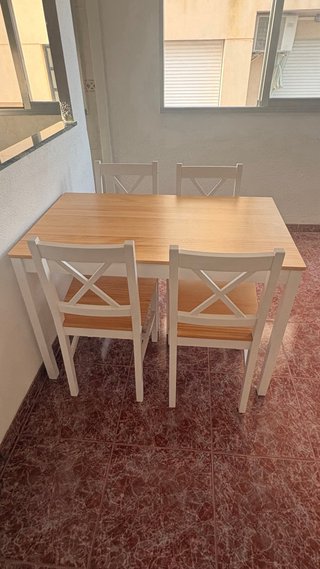 Mesa y 4 sillas madera en muy buen estado