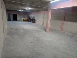 Espacio de 100 m² para almacén o trastero.