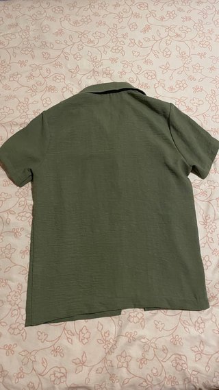 Camisa verde oliva veraniega.