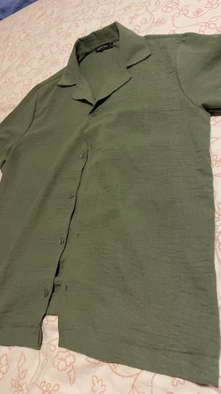 Camisa verde oliva veraniega.