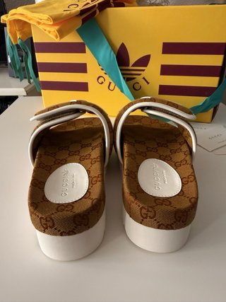 Sandalias Gucci x Adidas Monogram
